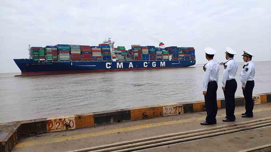 10月12日，载运第二届中国国际进口博览会最多展品的巨轮“CMA CGM ARKANSAS”（中文船名：达飞阿肯色州）到达上海。 本文图片 洋山港海事局提供